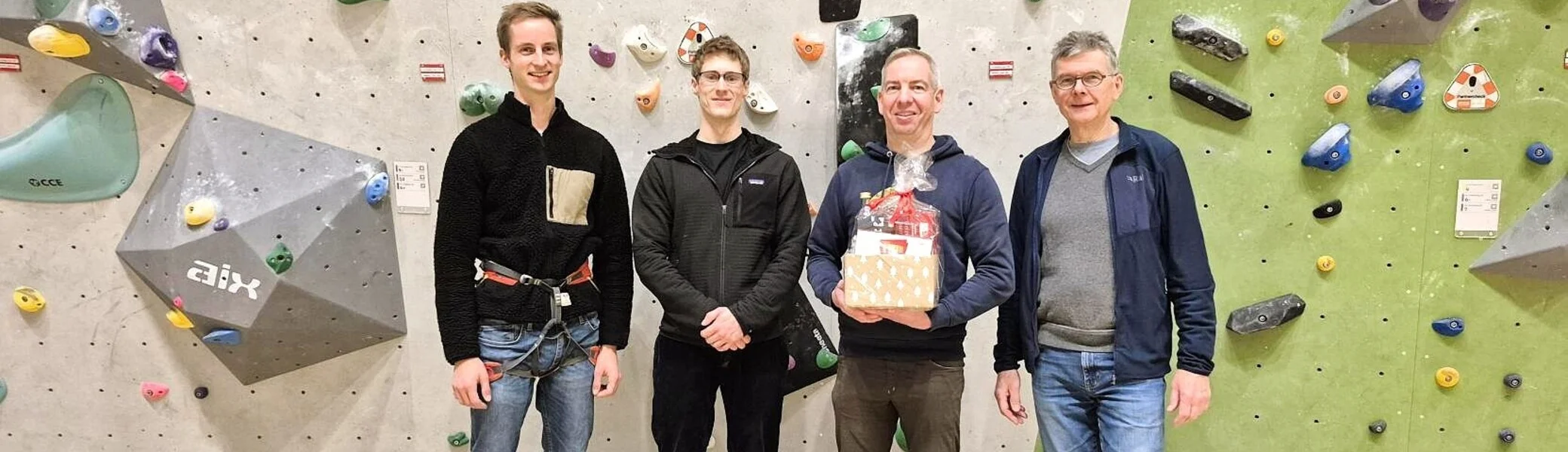 Der AlpinClub Hannover übergibt der DAV Sektion Hannover ein Präsent. vlnr: Philipp Wellmann, Ray Fuetterer, Andreas Häse und Jens Gröger | © Lena Burandt