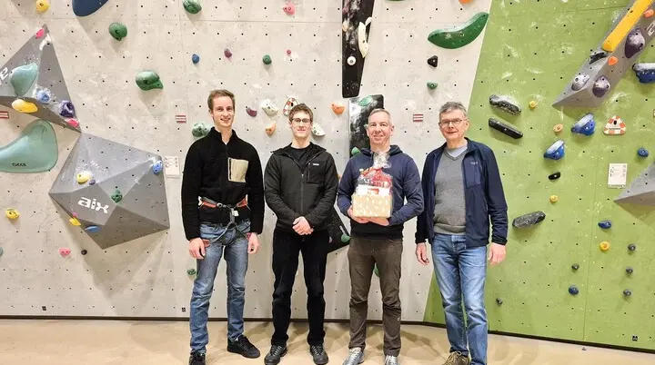 Der AlpinClub Hannover übergibt der DAV Sektion Hannover ein Präsent. vlnr: Philipp Wellmann, Ray Fuetterer, Andreas Häse und Jens Gröger | © Lena Burandt
