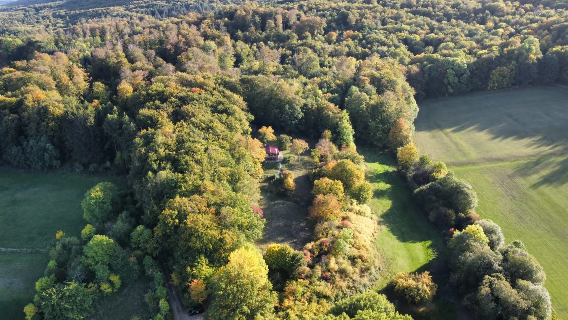Hütte aus der Luft von weiter entfernt | © DAV