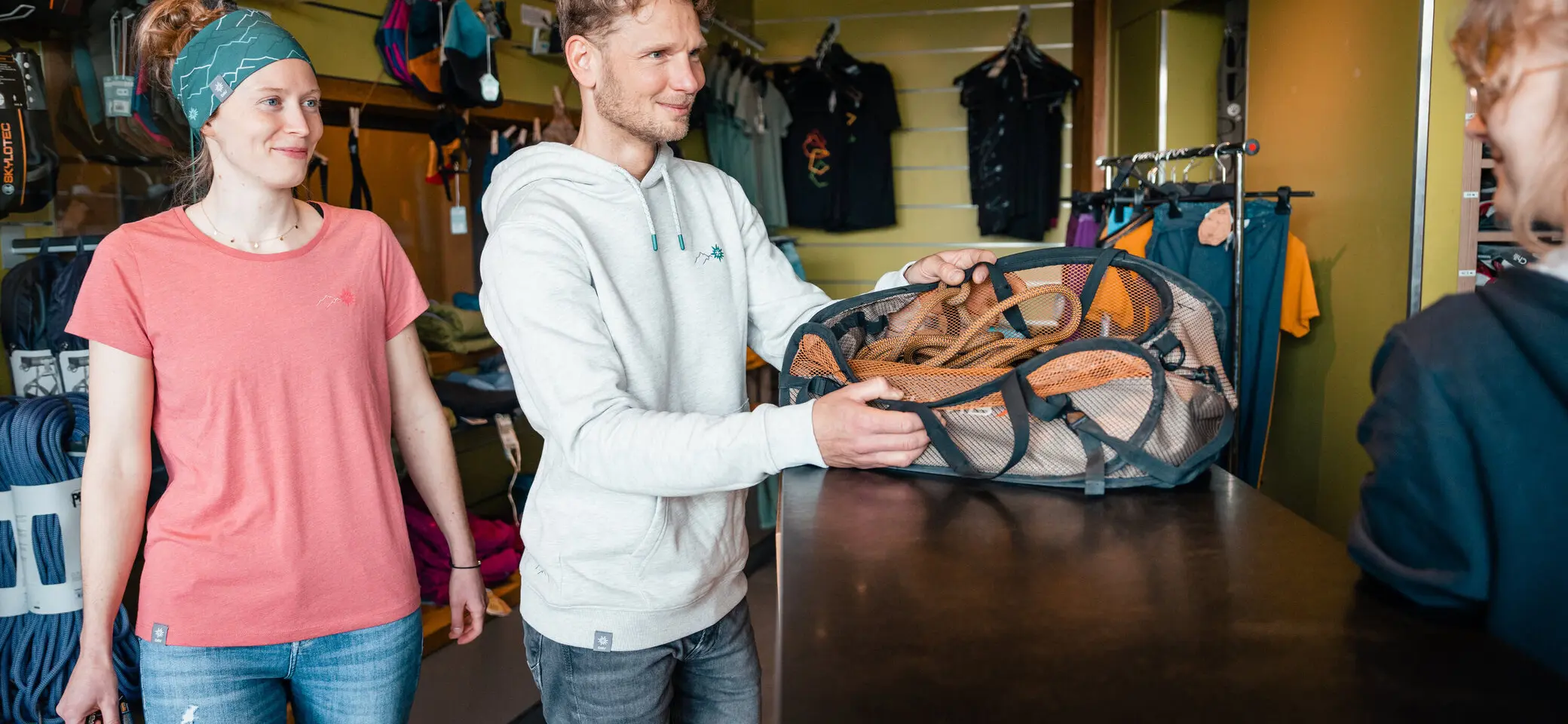 Zwei Personen leihen sich in einer Boulderhalle Ausrüstung aus. | © DAV/Marisa Koch