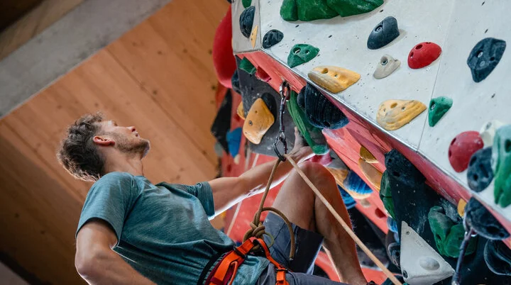 Ein Mann beginnt an einer Wand zu bouldern | © DAV/Marisa Koch